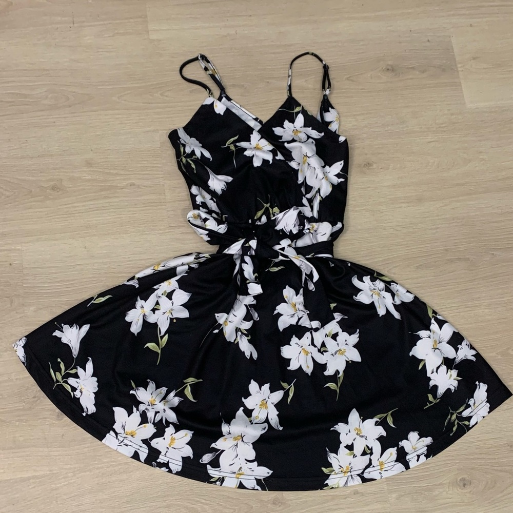 Womens sun dress short crossover v neck floral white black size medium